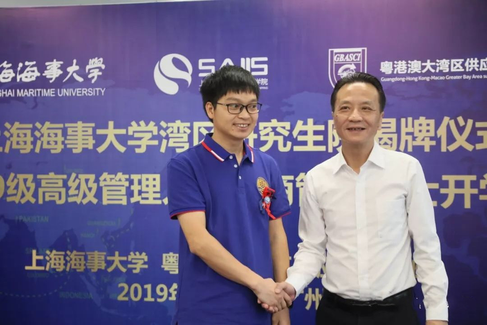 ä¸¥ä¼å¯æ ¡é¿ä¸ºå­¦åä»£è¡¨ä½©æ´æ ¡å¾½